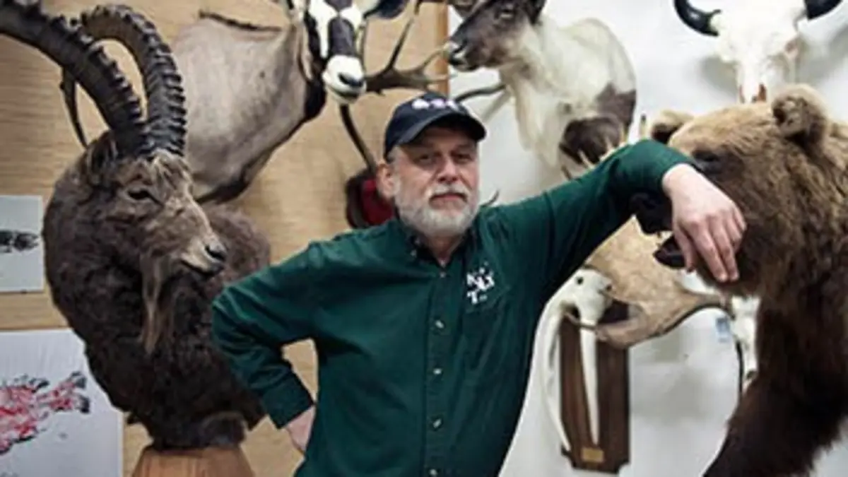 Mounted in Alaska S01E08 Mystères et drôles de cornes