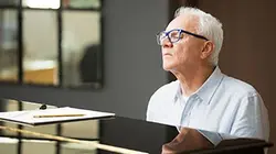 Mozart in the Jungle S03E08 Circles Within Circles en streaming