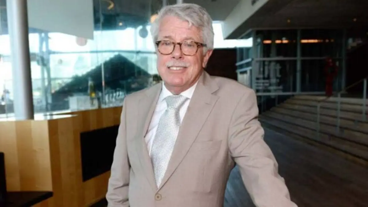 Mr. Frank Visser doet uitspraak Met de rug tegen de muur - gasselte