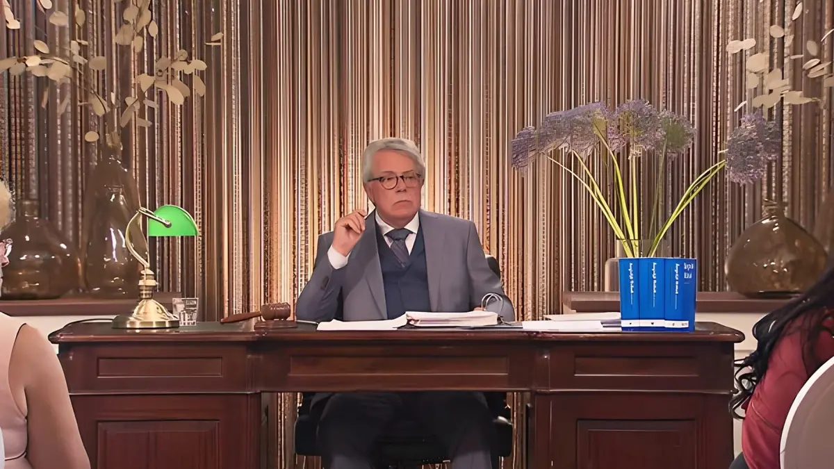 Mr. Frank Visser doet uitspraak Plum plum - Rotterdam