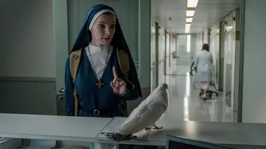 Mrs. Davis S01E05 Tu ne boiras pas à la Coupe