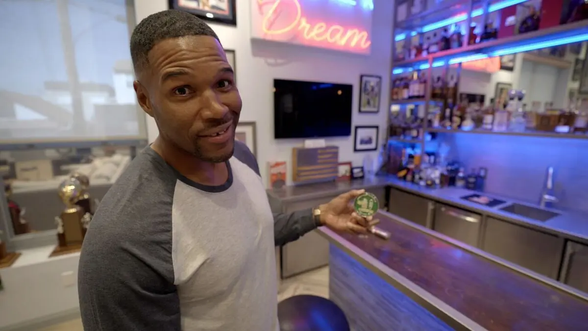 MTV Cribs S19E04 Michael Strahan / Adrienne Bailon et Israel Houghton