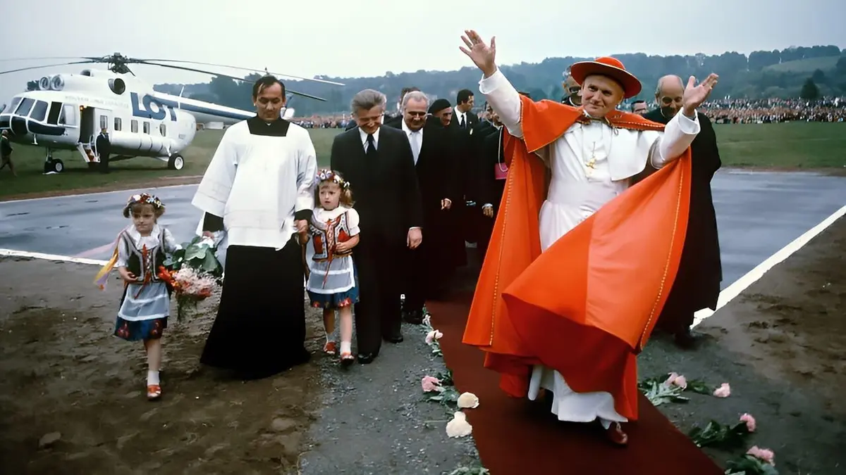 Mystères d'archives La visite du Pape Jean Paul II en Pologne
