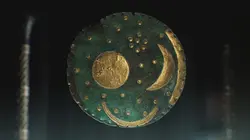 Mystérieux objets Crâne de cerf, disque céleste et ampoule steampunk