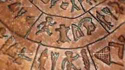 Mystérieux objets Monnaie viking, disque ancien et l'inconnue de la Seine