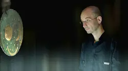 Mystérieux objets Crâne de cerf, disque céleste et ampoule steampunk