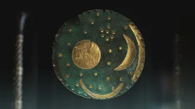 Mystérieux objets Crâne de cerf, disque céleste et ampoule steampunk