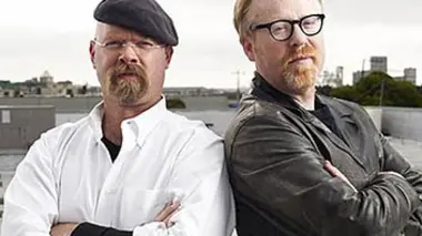 Peinture à l'explosif, bateau coupé en deux