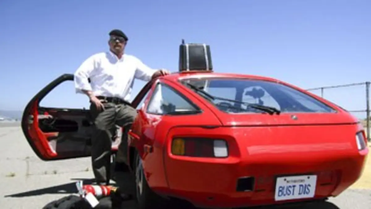 Mythbusters S08E20 Ingénierie inversée, surf volant / La voiture inversée