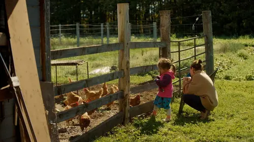 Naked Il chasse, elle cueille