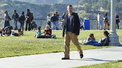 NCIS : Los Angeles S01E23 Mis sur la touche en streaming