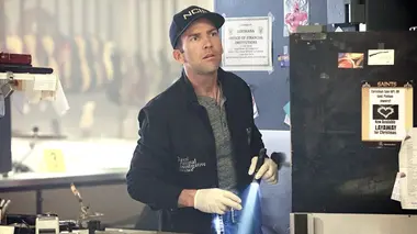 NCIS : Nouvelle-Orléans S03E17 Rapide, silencieux, mortel