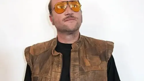 À LA TÉLÉ CE VENDREDI 30 SEPTEMBRE : Une soirée François Damiens sur C8, les adieux de Wallander, la folie des années 90, de la haute couture…