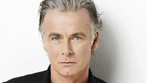 À LA TÉLÉ CE SOIR : Franck Dubosc joue son propre rôle dans la série « Les beaux malaises », Michel Cymes et Adriana Karembeu en Australie, les années Obama sur Arte…