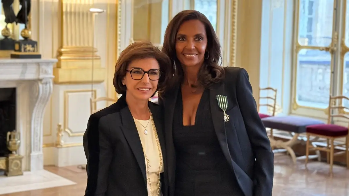 Karine Le Marchand décorée Chevalier des Arts et Lettres par Rachida Dati