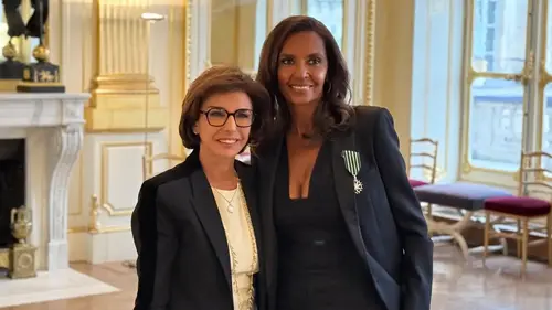 Karine Le Marchand décorée Chevalier des Arts et Lettres par Rachida Dati