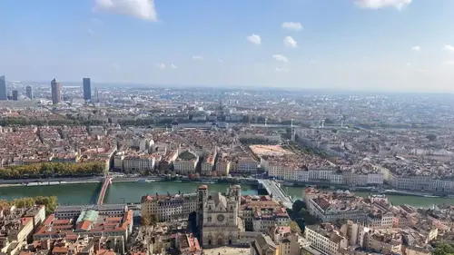 Des racines et des ailes : en pays lyonnais à l'approche de la Fête des Lumières 2025