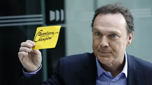 Questions pour un champion : la relégation au week-end relance la guerre Julien Lepers – Samuel Étienne