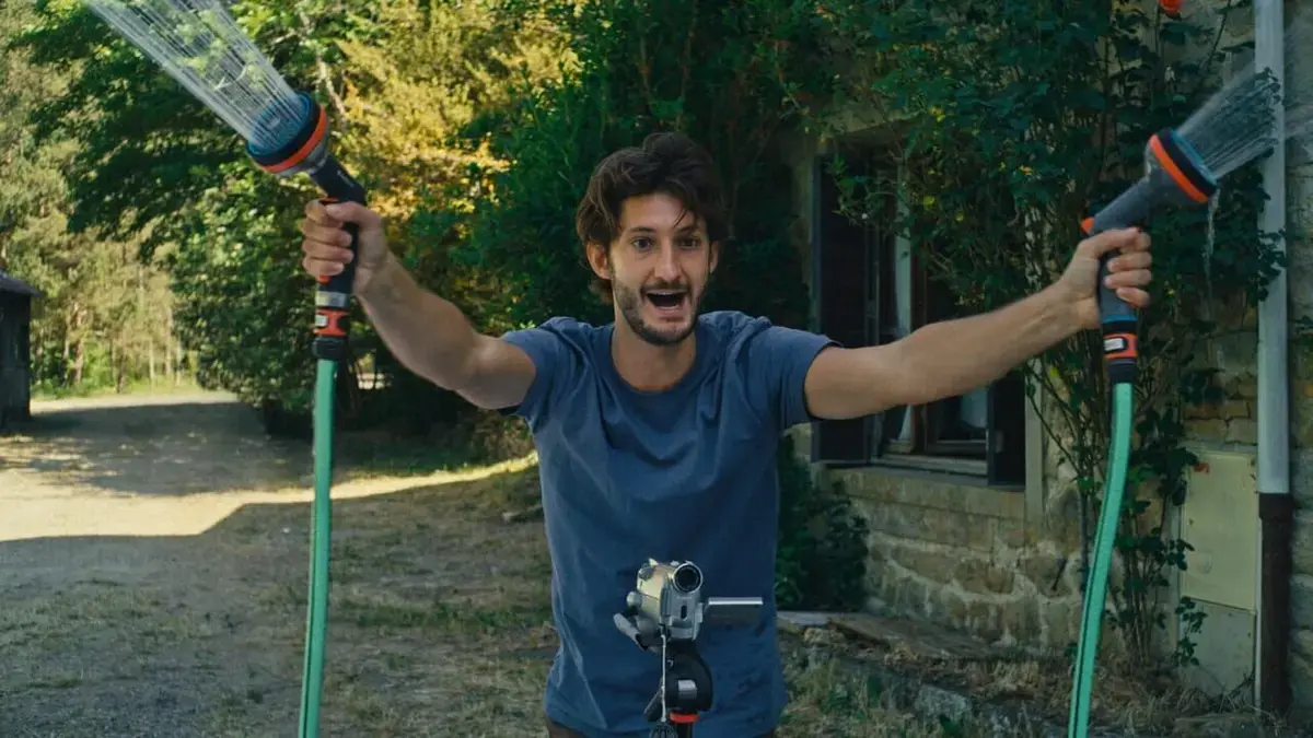 Pierre Niney s’abandonne au chaos créatif imaginé par Michel Gondry