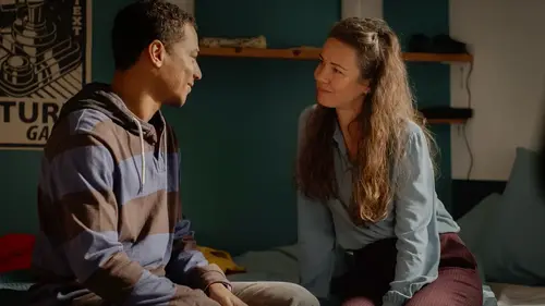 Un si grand soleil en avance : résumé du 23 mars 2026 (spoiler). Caroline sous pression.