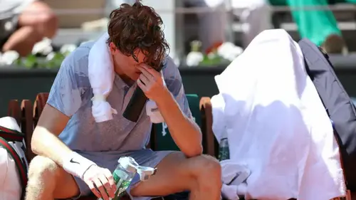 Roland-Garros : Jannik Sinner s’effondre physiquement et laisse filer une victoire qu’il maîtrisait