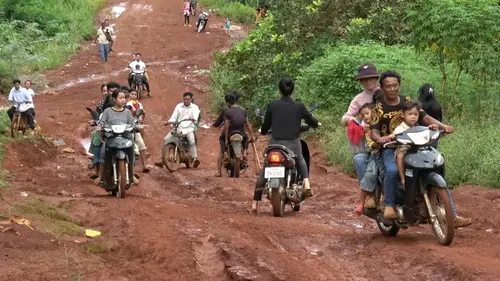 Les Routes de l’impossible sur France 5 : au Cambodge, ils affrontent la mousson et les dangers