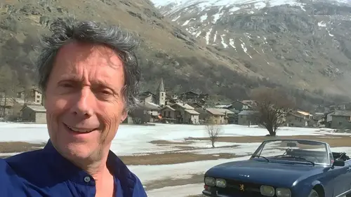 Antoine de Maximy revient en France… mais les habitants savent déjà qui il est