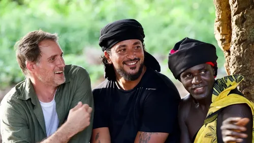 Slimane bouleversé par son voyage chez les Bijagos dans Rendez-vous en terre inconnue