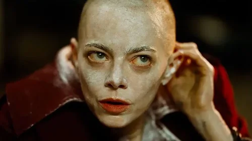 Bugonia sur Canal+ : Emma Stone face à un apiculteur persuadé qu’elle est une extraterrestre