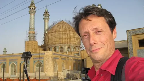 J’irai dormir chez vous : en plein ramadan, Antoine de Maximy se retrouve contrôlé à Téhéran