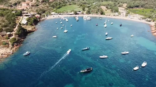Prix cassés, arnaques et fortunes familiales : Capital enquête sur le tourisme en Corse