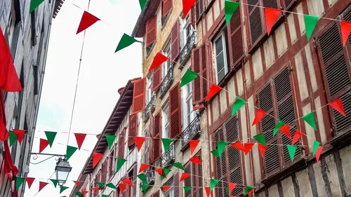 Au Pays Basque, l’envers du décor entre la plage de Biarritz et les fêtes de Bayonne dans 90' Enquêtes