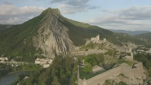 Sisteron : comment les bâtisseurs ont dompté le roc de la citadelle