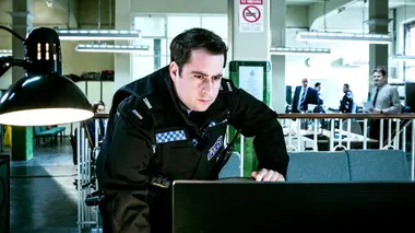 No Offence S03E03 Mort au cimetière