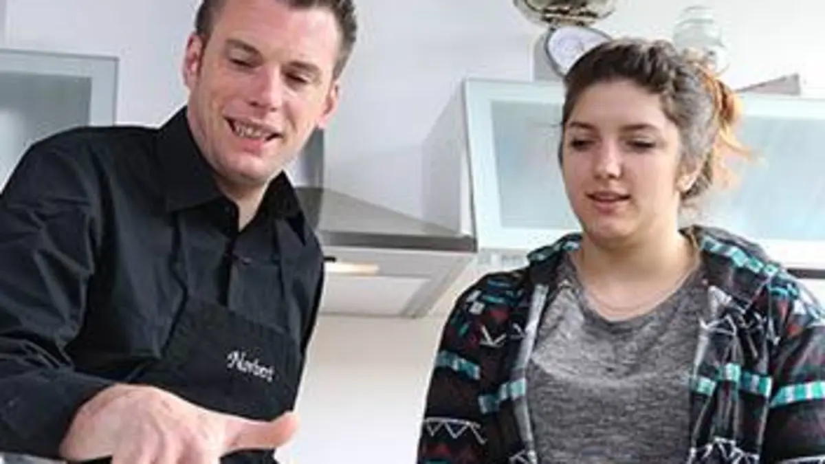 Norbert, commis d'office Maha et son porc pané nouilles sautées / Dan et sa tarte crue