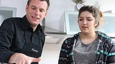 Maha et son porc pané nouilles sautées / Dan et sa tarte crue