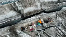 Nus et culottés  Objectif Hautes-Alpes : concerto pour un glacier