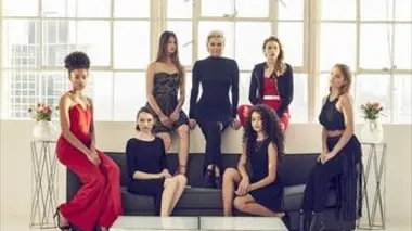 Objectif mannequin avec Yolanda Hadid Rouge à lèvres et bleus au coeur