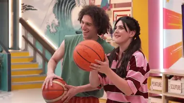 Tuto sport : Apprends à dribbler et shooter avec 3 basketteurs