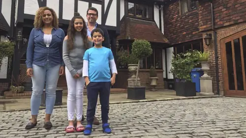 Rich House, Poor House S04E05 Voir en grand