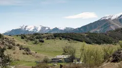 One Lane Bridge S01E01 L'arrivée