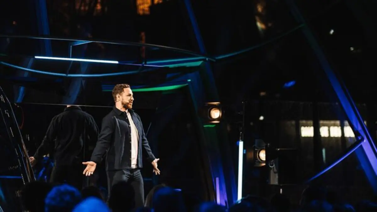 One More Joke à la tour Eiffel Laura in Paris