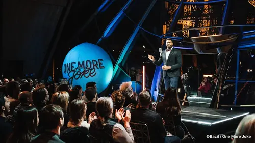 One More Joke à la tour Eiffel Paris rétro