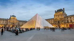 Paris plus belle ville du monde S01E02 Tour Eiffel, Moulin Rouge, Louvre, Notre-Dame : visite privée des plus beaux monuments de Paris