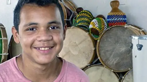 Passe me voir ! Thyago et le tambour de maracatu