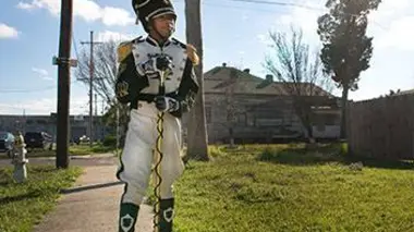 Andrew mène la fanfare