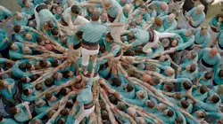 Passe me voir!  Aina et les tours humaines