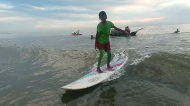 Fatema, une petite surfeuse du Bangladesh