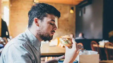 Pause déjeuner : la guerre des fast-food et du jambon-beurre