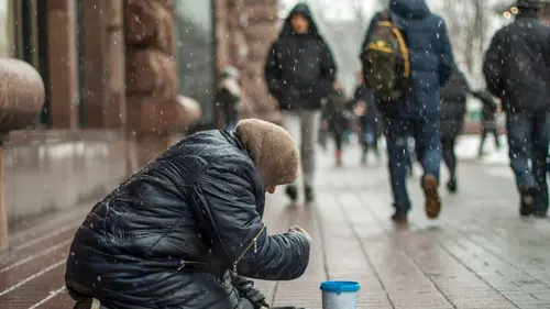 Pauvre et sans-abri dans un pays riche